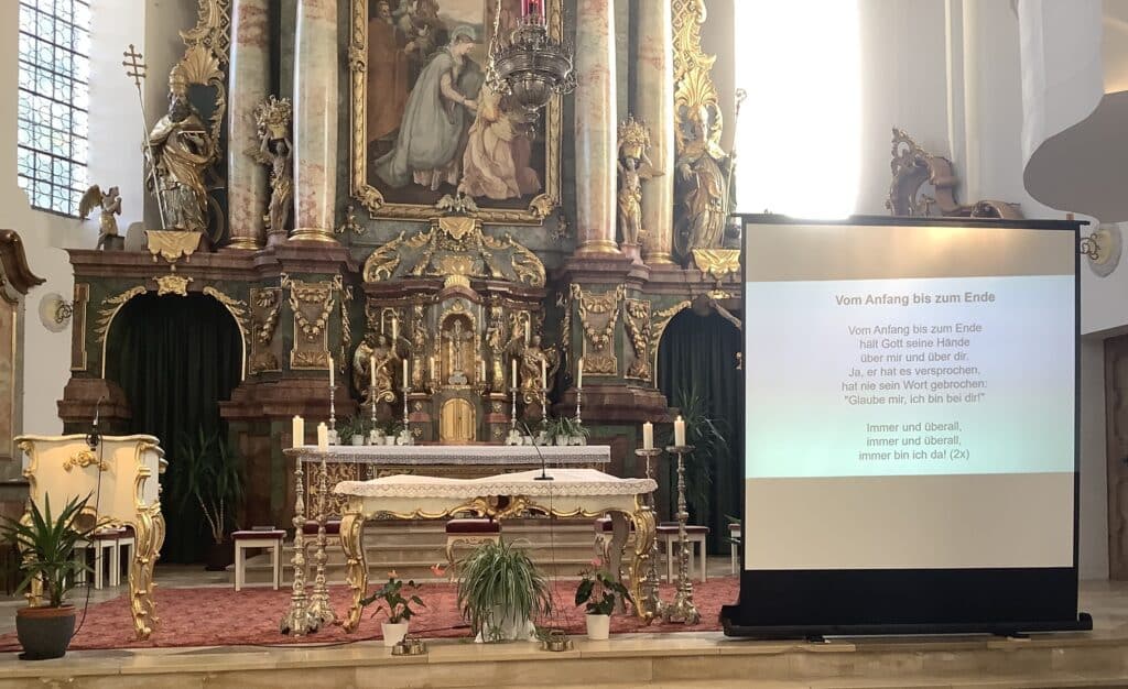 Altar der Bockhorner Kirche mit Beamerleinwand beim Schulanfangsgottesdienst